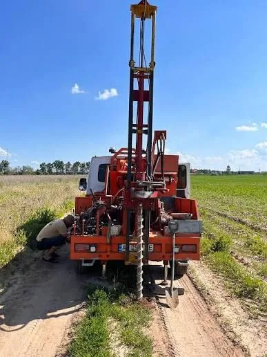 Бурова установка під час геологічної розвідки бурштиноносної ділянки