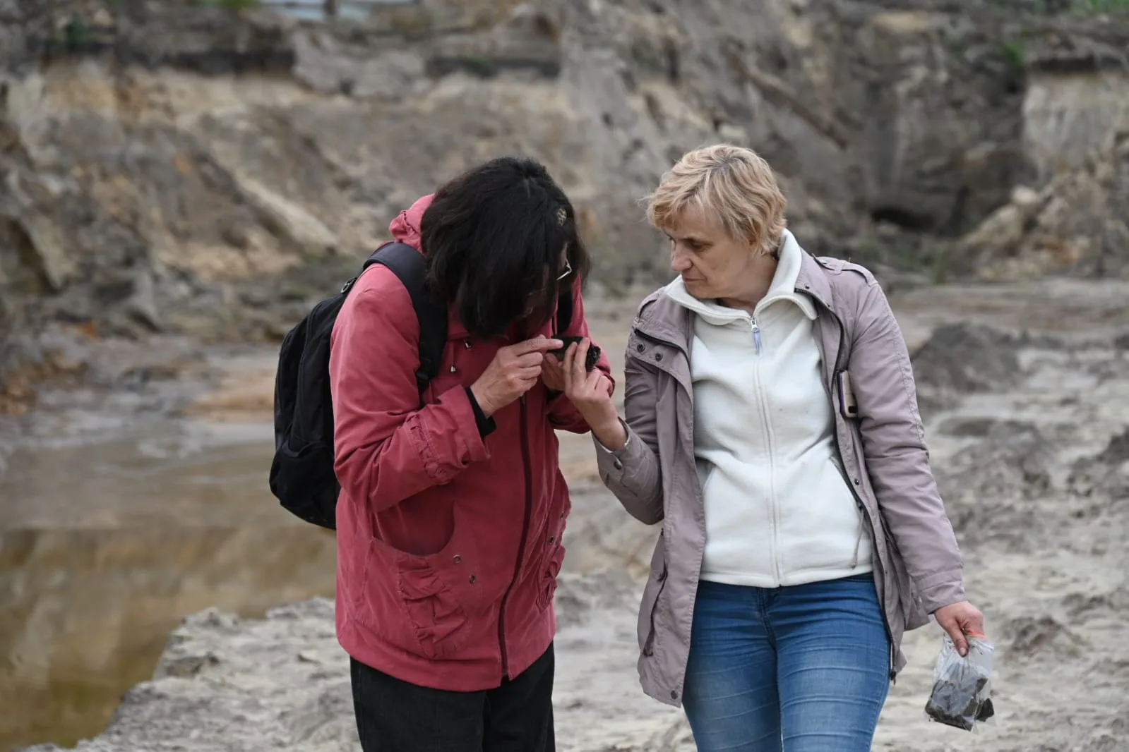 Марія Криницька з колегою під час польового огляду бурштиноносної ділянки