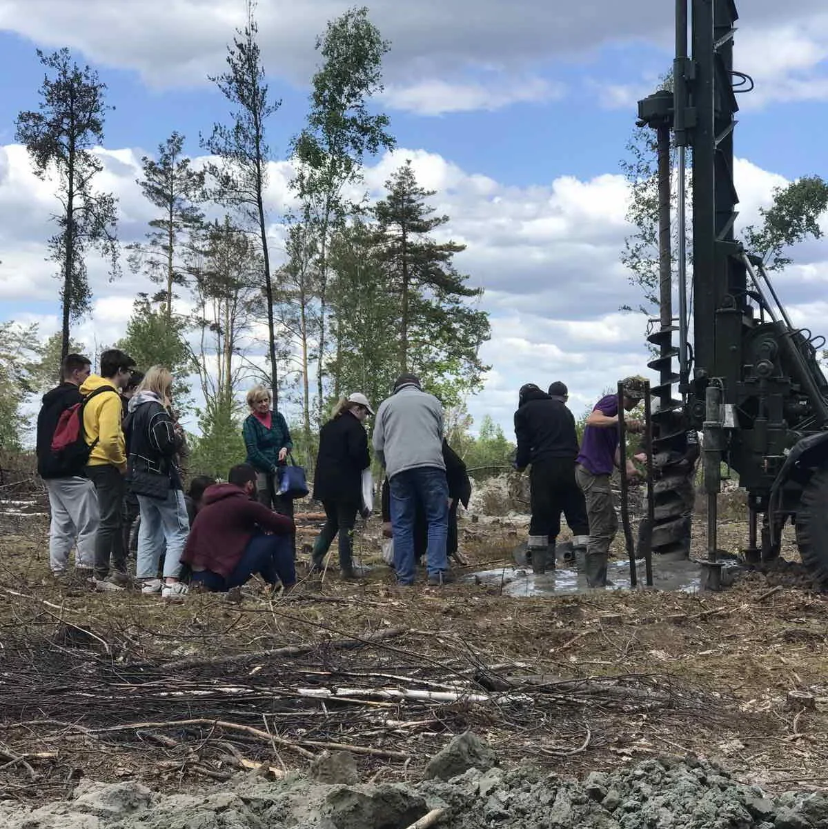 Студенти-геологи та фахівці під час польових робіт на бурштиноносній ділянці